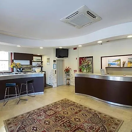 Crosal Hotel