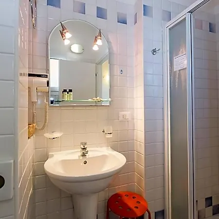Crosal Hotel 3*